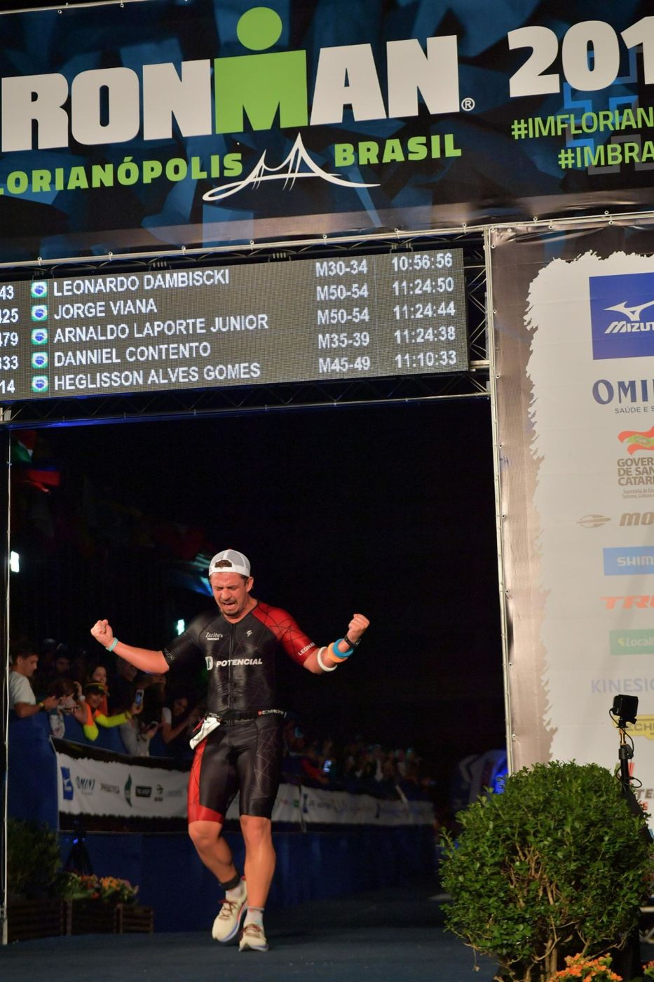 Leo Dambiscki cruzando a linha de chegada do Ironman Brasil em Florianópolis