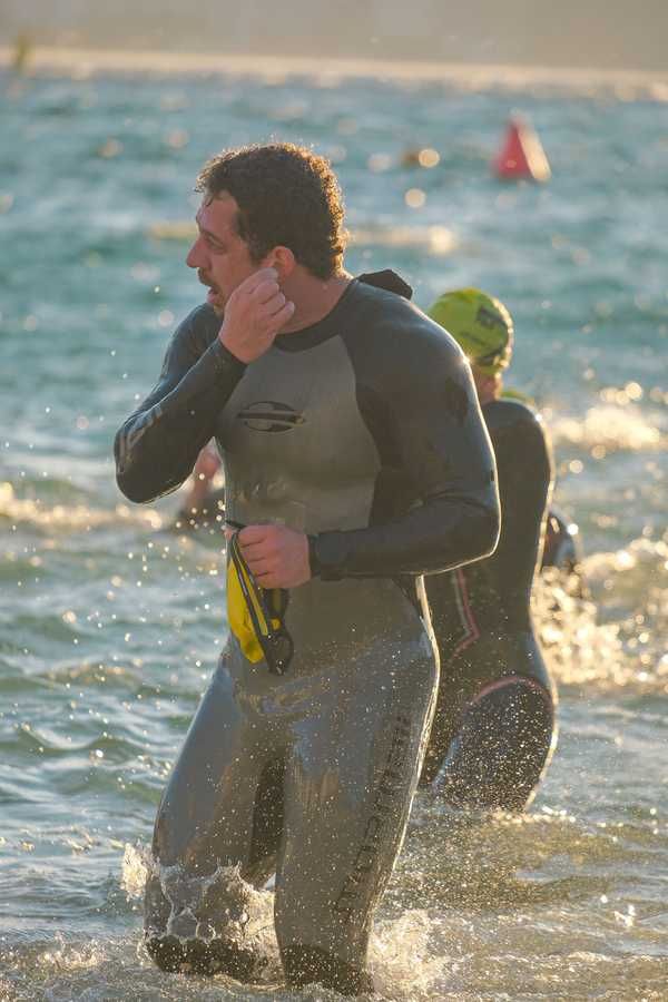 Leo saindo da água durante a natação de uma prova de triathlon